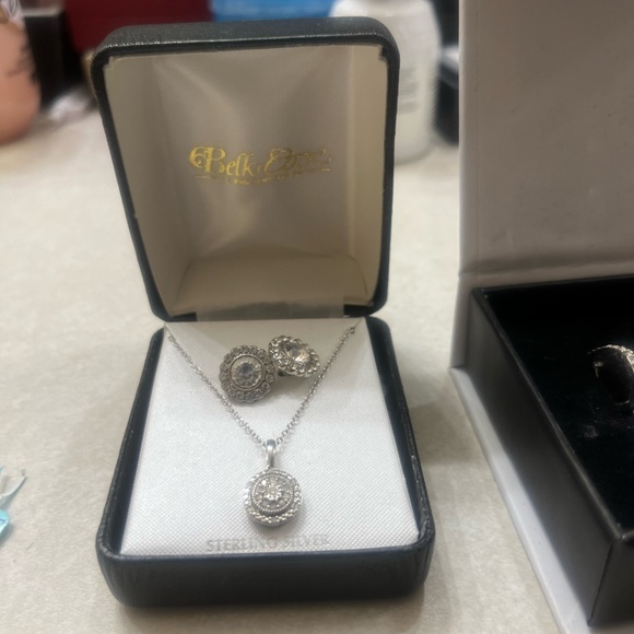 1/10 CT. T.W. Diamond Pendant Necklace in sterling silver - Picture 7 of 8